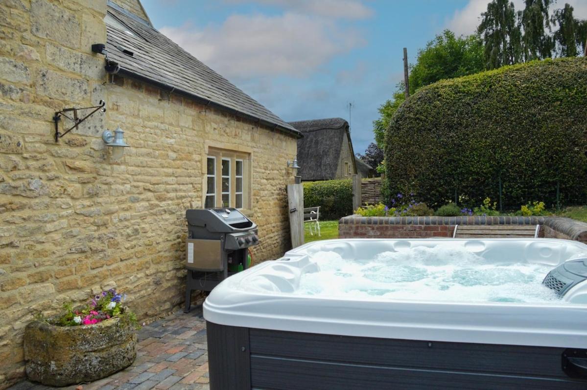 Beautiful Cotswold Farmhouse With Hot Tub Manchester Exteriör bild