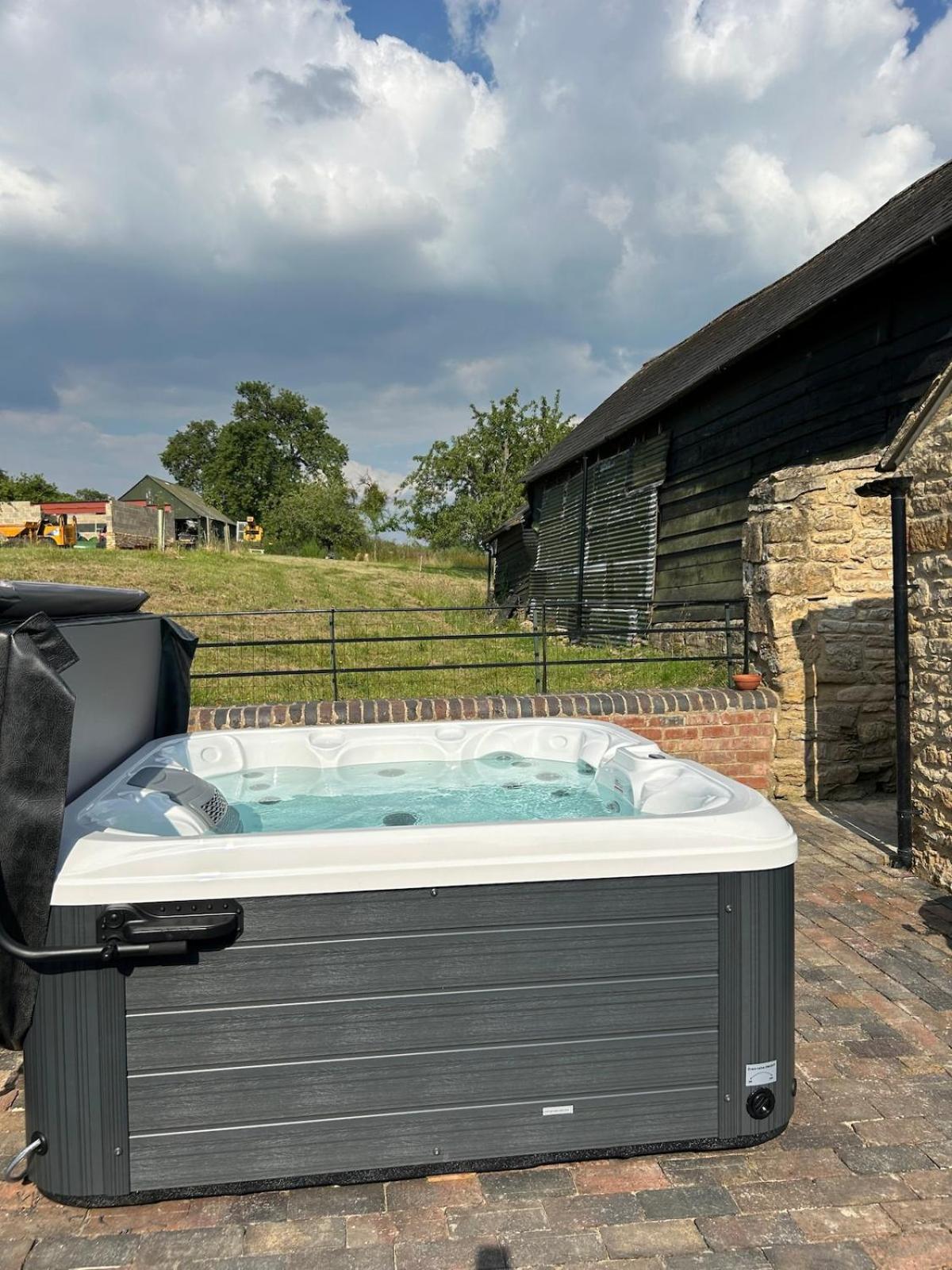 Beautiful Cotswold Farmhouse With Hot Tub Manchester Exteriör bild